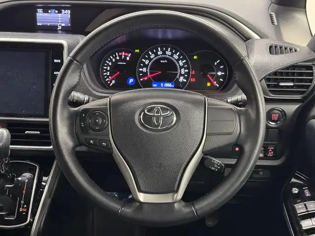 トヨタ ヴォクシー ZS 煌 三重県 2018(平30)年 5.2万km ホワイトパールクリスタルシャイン ガソリン/FF/MTモード付インパネCVT/純正 10インチナビ NSZT-Z66T/（AM/FM/CD/DVD/TV/SD/SDREC/Bluetooth）/バックガイドモニター/両側パワースライドドア/ドライブレコーダー 前方/ビルトイン ETC/モデリスタエアロ（フロントスポイラー、スタイリッシュモール、リヤスカート、リヤスポイラー）/Toyota Safety Sense/・プリクラッシュセーフティ［PCS］/・レーンディパーチャーアラート［LDA］/・オートハイビーム［AHB］/・横滑り防止装置［TRC］/など/装備/・クルーズコントロール/・左右独立温度調整＆後席独立調整オートエアコン/・オートライト/・LED ヘッドランプ＆フロントフォグランプ/・ステアリングスイッチ/・プッシュスタート/・充電用USBジャックx2/・純正16inAW/・保/取/ナビ取/・スマートキーx1/など