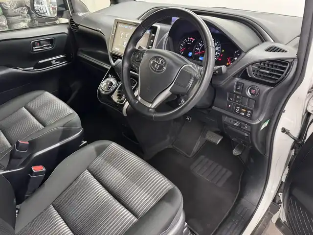 トヨタ ヴォクシー ZS 煌 三重県 2018(平30)年 5.2万km ホワイトパールクリスタルシャイン ガソリン/FF/MTモード付インパネCVT/純正 10インチナビ NSZT-Z66T/（AM/FM/CD/DVD/TV/SD/SDREC/Bluetooth）/バックガイドモニター/両側パワースライドドア/ドライブレコーダー 前方/ビルトイン ETC/モデリスタエアロ（フロントスポイラー、スタイリッシュモール、リヤスカート、リヤスポイラー）/Toyota Safety Sense/・プリクラッシュセーフティ［PCS］/・レーンディパーチャーアラート［LDA］/・オートハイビーム［AHB］/・横滑り防止装置［TRC］/など/装備/・クルーズコントロール/・左右独立温度調整＆後席独立調整オートエアコン/・オートライト/・LED ヘッドランプ＆フロントフォグランプ/・ステアリングスイッチ/・プッシュスタート/・充電用USBジャックx2/・純正16inAW/・保/取/ナビ取/・スマートキーx1/など