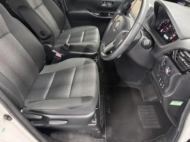 トヨタ ヴォクシー ZS 煌 三重県 2018(平30)年 5.2万km ホワイトパールクリスタルシャイン ガソリン/FF/MTモード付インパネCVT/純正 10インチナビ NSZT-Z66T/（AM/FM/CD/DVD/TV/SD/SDREC/Bluetooth）/バックガイドモニター/両側パワースライドドア/ドライブレコーダー 前方/ビルトイン ETC/モデリスタエアロ（フロントスポイラー、スタイリッシュモール、リヤスカート、リヤスポイラー）/Toyota Safety Sense/・プリクラッシュセーフティ［PCS］/・レーンディパーチャーアラート［LDA］/・オートハイビーム［AHB］/・横滑り防止装置［TRC］/など/装備/・クルーズコントロール/・左右独立温度調整＆後席独立調整オートエアコン/・オートライト/・LED ヘッドランプ＆フロントフォグランプ/・ステアリングスイッチ/・プッシュスタート/・充電用USBジャックx2/・純正16inAW/・保/取/ナビ取/・スマートキーx1/など