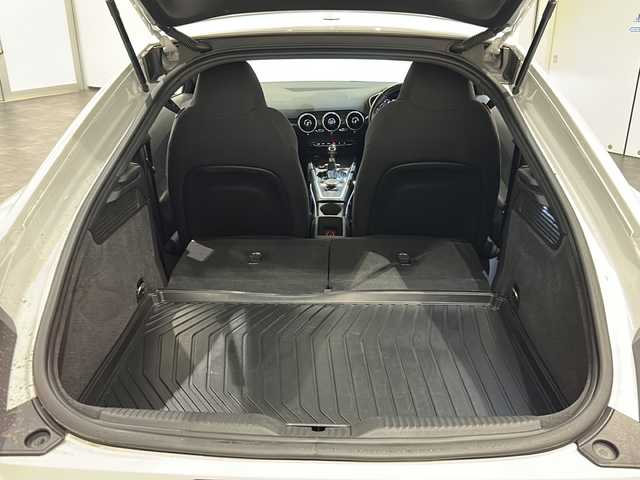 アウディ ＴＴクーペ 1.8TFSIライティングスタイルED 新潟県 2017(平29)年 3万km グレイシアホワイトメタリック Lighting style edition110台限定/S lineエクステリアパッケージ/・専用バンパー/・ハイグロスブラックラジエターグリル/・プラチナム グレーリアディフューザー/LEDヘッドライト/18インチアルミホイール/オプション/アシスタンスパッケージ/・クルーズコントロール/・リヤビューカメラ/・アウディパーキングシステム（フロント/リヤ）/・アウディホールドアシスト/標準装備/・バーチャルコックピット/・MMI ナビゲーション/・TVチューナー/・ハンズフリー（Bluetooth）/・レイン/ライトセンサー/・電動リアスポイラー/・ETC/ドライブレコーダー