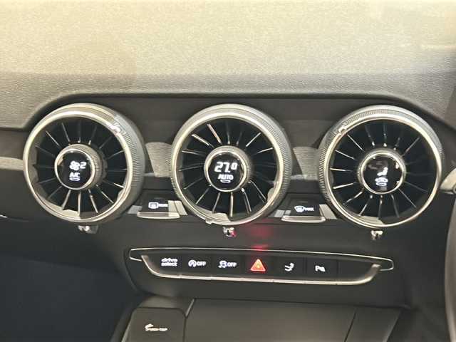 アウディ ＴＴクーペ 1.8TFSIライティングスタイルED 新潟県 2017(平29)年 3万km グレイシアホワイトメタリック Lighting style edition110台限定/S lineエクステリアパッケージ/・専用バンパー/・ハイグロスブラックラジエターグリル/・プラチナム グレーリアディフューザー/LEDヘッドライト/18インチアルミホイール/オプション/アシスタンスパッケージ/・クルーズコントロール/・リヤビューカメラ/・アウディパーキングシステム（フロント/リヤ）/・アウディホールドアシスト/標準装備/・バーチャルコックピット/・MMI ナビゲーション/・TVチューナー/・ハンズフリー（Bluetooth）/・レイン/ライトセンサー/・電動リアスポイラー/・ETC/ドライブレコーダー