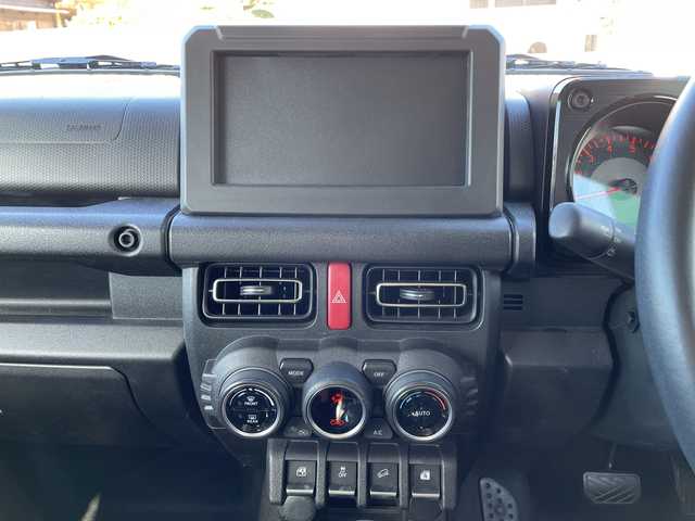 スズキ ジムニー XC 愛知県 2021(令3)年 3.2万km シフォンアイボリーM ・禁煙車/・デュアルカメラブレーキサポート/・車線逸脱警報/・横滑り防止装置/・前席シートヒーター/・背面タイヤ/・純正１６インチアルミ/・クルーズコントロール/・プッシュスタート/・電動格納ミラーウインカー/・新車保証書/・取扱説明書/・スペアキー