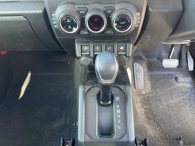 スズキ ジムニー XC 愛知県 2021(令3)年 3.2万km シフォンアイボリーM ・禁煙車/・デュアルカメラブレーキサポート/・車線逸脱警報/・横滑り防止装置/・前席シートヒーター/・背面タイヤ/・純正１６インチアルミ/・クルーズコントロール/・プッシュスタート/・電動格納ミラーウインカー/・新車保証書/・取扱説明書/・スペアキー