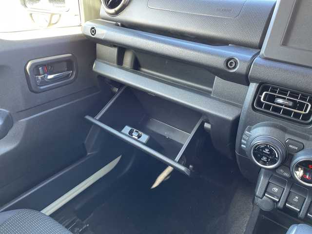 スズキ ジムニー XC 愛知県 2021(令3)年 3.2万km シフォンアイボリーM ・禁煙車/・デュアルカメラブレーキサポート/・車線逸脱警報/・横滑り防止装置/・前席シートヒーター/・背面タイヤ/・純正１６インチアルミ/・クルーズコントロール/・プッシュスタート/・電動格納ミラーウインカー/・新車保証書/・取扱説明書/・スペアキー