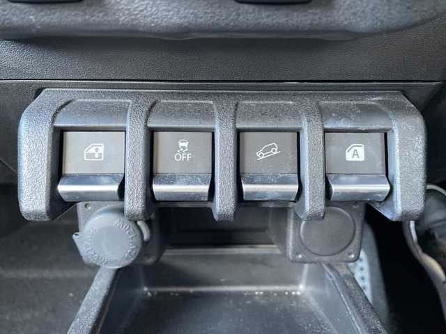 スズキ ジムニー XC 愛知県 2021(令3)年 3.2万km シフォンアイボリーM ・禁煙車/・デュアルカメラブレーキサポート/・車線逸脱警報/・横滑り防止装置/・前席シートヒーター/・背面タイヤ/・純正１６インチアルミ/・クルーズコントロール/・プッシュスタート/・電動格納ミラーウインカー/・新車保証書/・取扱説明書/・スペアキー