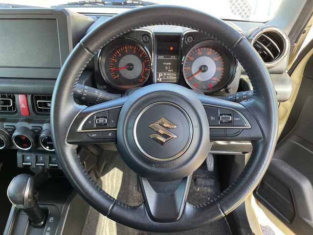 スズキ ジムニー XC 愛知県 2021(令3)年 3.2万km シフォンアイボリーM ・禁煙車/・デュアルカメラブレーキサポート/・車線逸脱警報/・横滑り防止装置/・前席シートヒーター/・背面タイヤ/・純正１６インチアルミ/・クルーズコントロール/・プッシュスタート/・電動格納ミラーウインカー/・新車保証書/・取扱説明書/・スペアキー