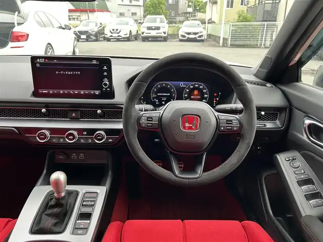 ホンダ シビック タイプR 埼玉県 2024(令6)年 0.3万km チャンピオンシップホワイト ワンオーナー/AIS検査済み/登録時走行2400km/6MT/HONDA　CONNECTディスプレイ/ホンダセンシング/レーンキープアシスト/アダプティブクルーズコントロール/純正ビルトインETC2.0/ブラインドスポットモニター/TYPE R専用10.2インチデジタルグラフィックメーター/Honda LogR/前後コーナーセンサー/ヒルスタートアシスト/ブレーキホールド/純正19インチリバースリムアルミホイール/純正フロアマット/ブレンボキャリパー/フルLEDヘッドライト/プッシュスタート/スマートキー/スペアキー/オートライト/オートマチックハイビーム/電格納ミラー/ドアミラーウインカー/ドアバイザー