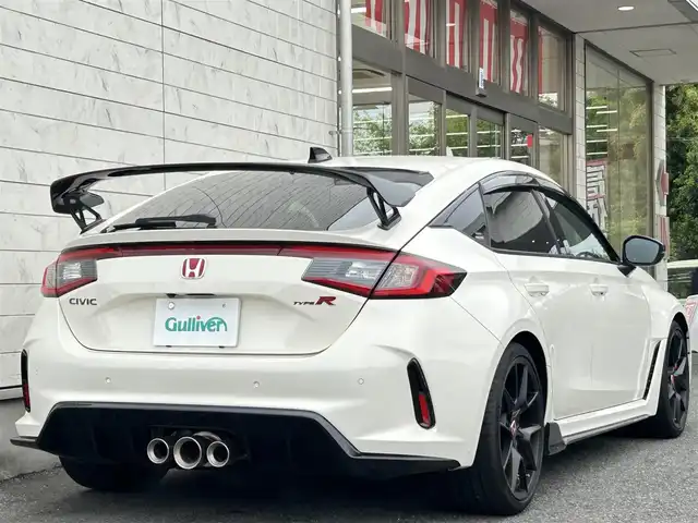 ホンダ シビック タイプR 埼玉県 2024(令6)年 0.3万km チャンピオンシップホワイト ワンオーナー/AIS検査済み/登録時走行2400km/6MT/HONDA　CONNECTディスプレイ/ホンダセンシング/レーンキープアシスト/アダプティブクルーズコントロール/純正ビルトインETC2.0/ブラインドスポットモニター/TYPE R専用10.2インチデジタルグラフィックメーター/Honda LogR/前後コーナーセンサー/ヒルスタートアシスト/ブレーキホールド/純正19インチリバースリムアルミホイール/純正フロアマット/ブレンボキャリパー/フルLEDヘッドライト/プッシュスタート/スマートキー/スペアキー/オートライト/オートマチックハイビーム/電格納ミラー/ドアミラーウインカー/ドアバイザー