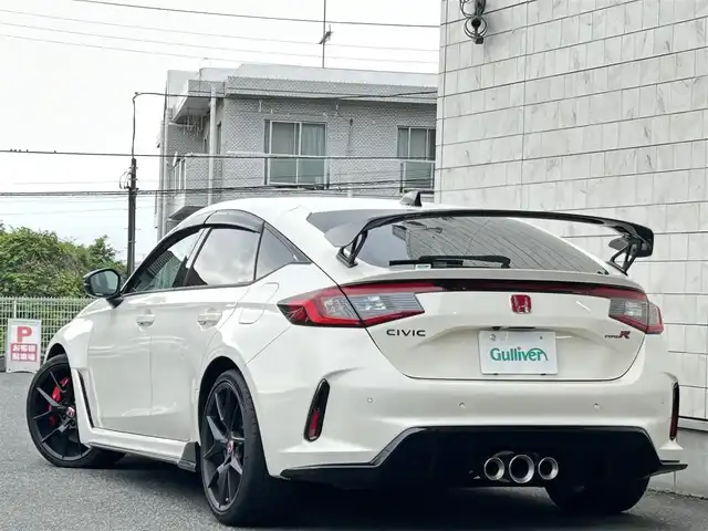 ホンダ シビック タイプR 埼玉県 2024(令6)年 0.3万km チャンピオンシップホワイト ワンオーナー/AIS検査済み/登録時走行2400km/6MT/HONDA　CONNECTディスプレイ/ホンダセンシング/レーンキープアシスト/アダプティブクルーズコントロール/純正ビルトインETC2.0/ブラインドスポットモニター/TYPE R専用10.2インチデジタルグラフィックメーター/Honda LogR/前後コーナーセンサー/ヒルスタートアシスト/ブレーキホールド/純正19インチリバースリムアルミホイール/純正フロアマット/ブレンボキャリパー/フルLEDヘッドライト/プッシュスタート/スマートキー/スペアキー/オートライト/オートマチックハイビーム/電格納ミラー/ドアミラーウインカー/ドアバイザー