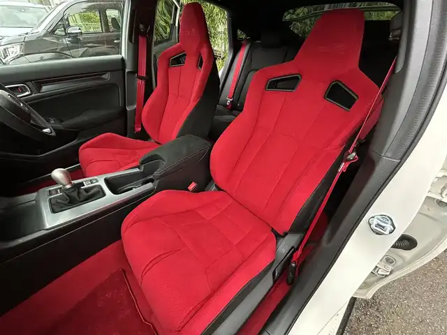 ホンダ シビック タイプR 埼玉県 2024(令6)年 0.3万km チャンピオンシップホワイト ワンオーナー/AIS検査済み/登録時走行2400km/6MT/HONDA　CONNECTディスプレイ/ホンダセンシング/レーンキープアシスト/アダプティブクルーズコントロール/純正ビルトインETC2.0/ブラインドスポットモニター/TYPE R専用10.2インチデジタルグラフィックメーター/Honda LogR/前後コーナーセンサー/ヒルスタートアシスト/ブレーキホールド/純正19インチリバースリムアルミホイール/純正フロアマット/ブレンボキャリパー/フルLEDヘッドライト/プッシュスタート/スマートキー/スペアキー/オートライト/オートマチックハイビーム/電格納ミラー/ドアミラーウインカー/ドアバイザー