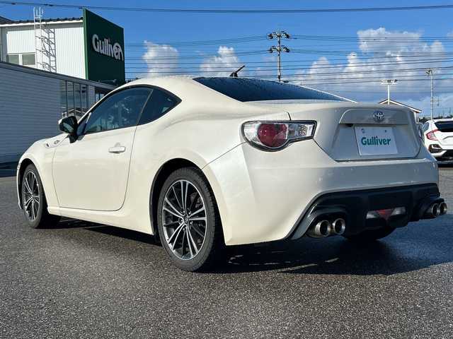 トヨタ ８６ GT 富山県 2013(平25)年 9.7万km サテンホワイトパール 社外ＳＤナビ/（CD/DVD/SD/BT/フルセグＴＶ）/バックカメラ/社外マフラー（ＴＲＤ）/純正１７インチアルミホイール/純正フロアマット/プッシュスタート/ハロゲンヘッドライト/保証書・記録簿/取扱説明書