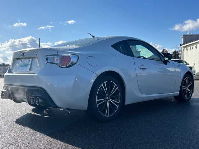 トヨタ ８６ GT 富山県 2013(平25)年 9.7万km サテンホワイトパール 社外ＳＤナビ/（CD/DVD/SD/BT/フルセグＴＶ）/バックカメラ/社外マフラー（ＴＲＤ）/純正１７インチアルミホイール/純正フロアマット/プッシュスタート/ハロゲンヘッドライト/保証書・記録簿/取扱説明書