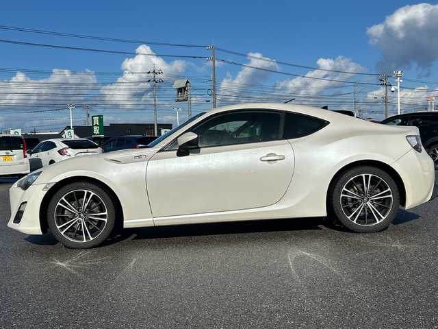 トヨタ ８６ GT 富山県 2013(平25)年 9.7万km サテンホワイトパール 社外ＳＤナビ/（CD/DVD/SD/BT/フルセグＴＶ）/バックカメラ/社外マフラー（ＴＲＤ）/純正１７インチアルミホイール/純正フロアマット/プッシュスタート/ハロゲンヘッドライト/保証書・記録簿/取扱説明書