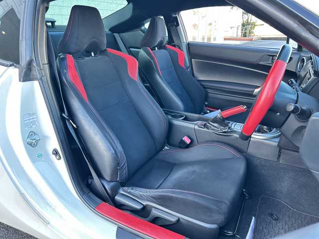 トヨタ ８６ GT 富山県 2013(平25)年 9.7万km サテンホワイトパール 社外ＳＤナビ/（CD/DVD/SD/BT/フルセグＴＶ）/バックカメラ/社外マフラー（ＴＲＤ）/純正１７インチアルミホイール/純正フロアマット/プッシュスタート/ハロゲンヘッドライト/保証書・記録簿/取扱説明書