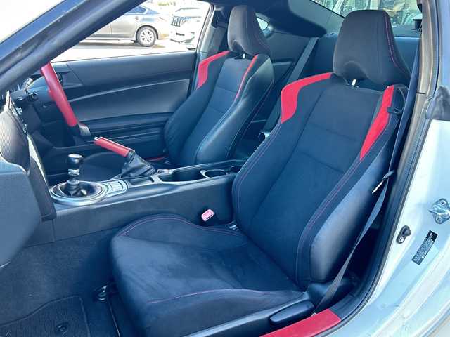 トヨタ ８６ GT 富山県 2013(平25)年 9.7万km サテンホワイトパール 社外ＳＤナビ/（CD/DVD/SD/BT/フルセグＴＶ）/バックカメラ/社外マフラー（ＴＲＤ）/純正１７インチアルミホイール/純正フロアマット/プッシュスタート/ハロゲンヘッドライト/保証書・記録簿/取扱説明書