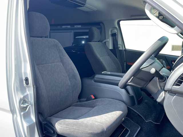 トヨタ ハイエース GL 青森県 2023(令5)年 0.8万km シルバーマイカM 4WD/ワンオーナー/社外メモリナビ・フルセグTV/CD・DVD・Bluetooth・SD/バックカメラ/社外フリップダウンモニター/OP左パワースライドドア/セーフティセンス/プリクラッシュセーフティ/レーンディパーチャーアラート/オートマチックハイビーム/パーキングサポートブレーキ/リアヒーター・クーラー/ステアリングスイッチ連動/純正エンジンスターター/前後ドライブレコーダー/ビルトインETC/AC100V100W電源/スマートキー/プッシュスタート/ワイパーデアイサー/LEDヘッドライト/LEDフォグランプ/リアフォグランプ/モデリスタフロントエアロ