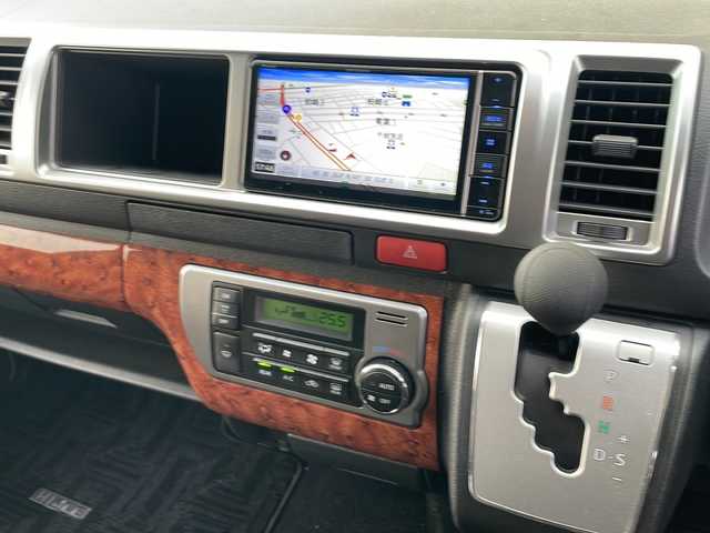 トヨタ ハイエース GL 青森県 2023(令5)年 0.8万km シルバーマイカM 4WD/ワンオーナー/社外メモリナビ・フルセグTV/CD・DVD・Bluetooth・SD/バックカメラ/社外フリップダウンモニター/OP左パワースライドドア/セーフティセンス/プリクラッシュセーフティ/レーンディパーチャーアラート/オートマチックハイビーム/パーキングサポートブレーキ/リアヒーター・クーラー/ステアリングスイッチ連動/純正エンジンスターター/前後ドライブレコーダー/ビルトインETC/AC100V100W電源/スマートキー/プッシュスタート/ワイパーデアイサー/LEDヘッドライト/LEDフォグランプ/リアフォグランプ/モデリスタフロントエアロ