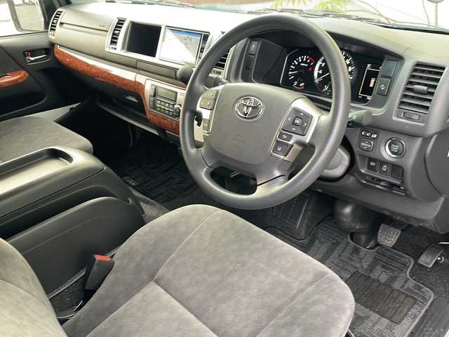 トヨタ ハイエース GL 青森県 2023(令5)年 0.8万km シルバーマイカM 4WD/ワンオーナー/社外メモリナビ・フルセグTV/CD・DVD・Bluetooth・SD/バックカメラ/社外フリップダウンモニター/OP左パワースライドドア/セーフティセンス/プリクラッシュセーフティ/レーンディパーチャーアラート/オートマチックハイビーム/パーキングサポートブレーキ/リアヒーター・クーラー/ステアリングスイッチ連動/純正エンジンスターター/前後ドライブレコーダー/ビルトインETC/AC100V100W電源/スマートキー/プッシュスタート/ワイパーデアイサー/LEDヘッドライト/LEDフォグランプ/リアフォグランプ/モデリスタフロントエアロ