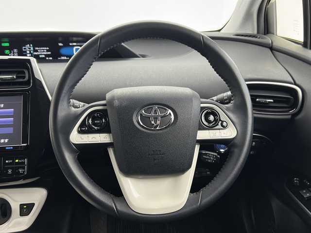 トヨタ プリウス A 宮城県 2016(平28)年 2.4万km ホワイトパールクリスタルシャイン 純正ナビ/(AM/FM/SD/フルセグTV/CD/USB/Bluetooth)/バックカメラ/前方ドライブレコーダー/ETC/パーキングアシスト/レーダークルーズコントロール/ブラインドスポットモニター/ヘッドアップディスプレイ/プッシュスタート/スマートキー/オートライト/オートマチックハイビーム/LEDヘッドライト/フォグ/ドアバイザー/純正フロアマット/純正15インチアルミホイール