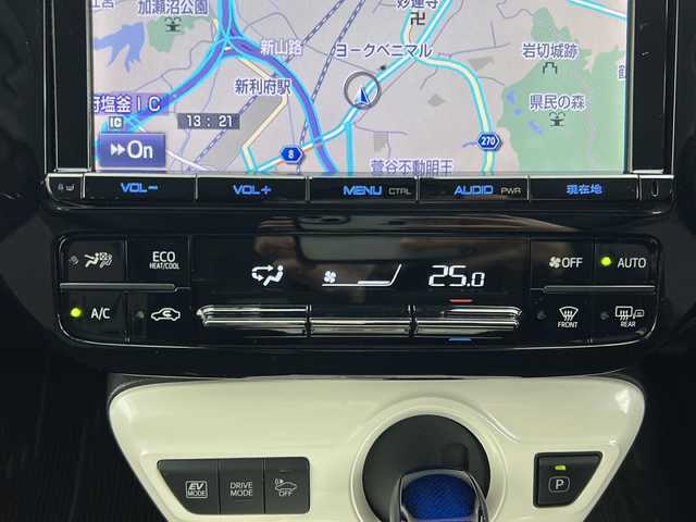 トヨタ プリウス A 宮城県 2016(平28)年 2.4万km ホワイトパールクリスタルシャイン 純正ナビ/(AM/FM/SD/フルセグTV/CD/USB/Bluetooth)/バックカメラ/前方ドライブレコーダー/ETC/パーキングアシスト/レーダークルーズコントロール/ブラインドスポットモニター/ヘッドアップディスプレイ/プッシュスタート/スマートキー/オートライト/オートマチックハイビーム/LEDヘッドライト/フォグ/ドアバイザー/純正フロアマット/純正15インチアルミホイール