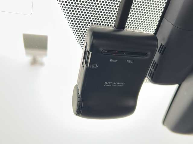 トヨタ プリウス A 宮城県 2016(平28)年 2.4万km ホワイトパールクリスタルシャイン 純正ナビ/(AM/FM/SD/フルセグTV/CD/USB/Bluetooth)/バックカメラ/前方ドライブレコーダー/ETC/パーキングアシスト/レーダークルーズコントロール/ブラインドスポットモニター/ヘッドアップディスプレイ/プッシュスタート/スマートキー/オートライト/オートマチックハイビーム/LEDヘッドライト/フォグ/ドアバイザー/純正フロアマット/純正15インチアルミホイール
