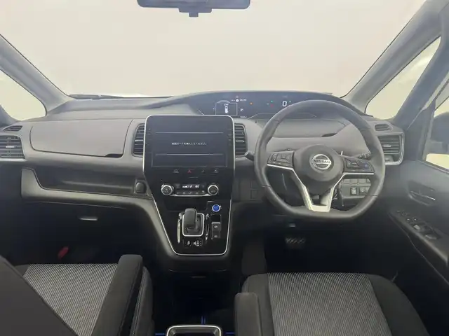 日産 セレナ e－パワー ハイウェイスター V 愛知県 2021(令3)年 5.5万km ブリリアントホワイトパール ・純正10型ナビ/・プロパイロット/・両側パワースライドドア/・セーフティパックB/・インテリジェントアラウンドビューモニター/・インテリジェントルームミラー/・ふらつき警報/・SRSエアバッグ（サイド/カーテン）/・全方位運転支援システム/・インテリジェントエマージェンシーブレーキ/・踏み間違い衝突防止アシスト/・車線逸脱防止支援システム/・後側方衝突防止支援システム/・標識検知機能/・前方衝突予測警報/・車線逸脱警報/・後側方車両検知機能/・後退時車両検知警報/・ドライブレコーダー/・ETC/・LEDヘッドランプ/・LEDフロントフォグランプ/・革巻きステアリングホイール/・ステアリングスイッチ/・電動パーキングブレーキ/・オートブレーキホールド/・１６インチアルミホイール(195/60/R16)