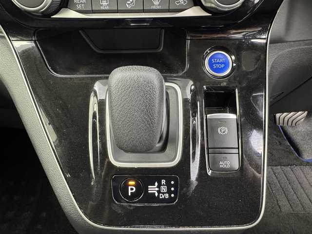 日産 セレナ e－パワー ハイウェイスター V 愛知県 2021(令3)年 5.5万km ブリリアントホワイトパール ・純正10型ナビ/・プロパイロット/・両側パワースライドドア/・セーフティパックB/・インテリジェントアラウンドビューモニター/・インテリジェントルームミラー/・ふらつき警報/・SRSエアバッグ（サイド/カーテン）/・全方位運転支援システム/・インテリジェントエマージェンシーブレーキ/・踏み間違い衝突防止アシスト/・車線逸脱防止支援システム/・後側方衝突防止支援システム/・標識検知機能/・前方衝突予測警報/・車線逸脱警報/・後側方車両検知機能/・後退時車両検知警報/・ドライブレコーダー/・ETC/・LEDヘッドランプ/・LEDフロントフォグランプ/・革巻きステアリングホイール/・ステアリングスイッチ/・電動パーキングブレーキ/・オートブレーキホールド/・１６インチアルミホイール(195/60/R16)