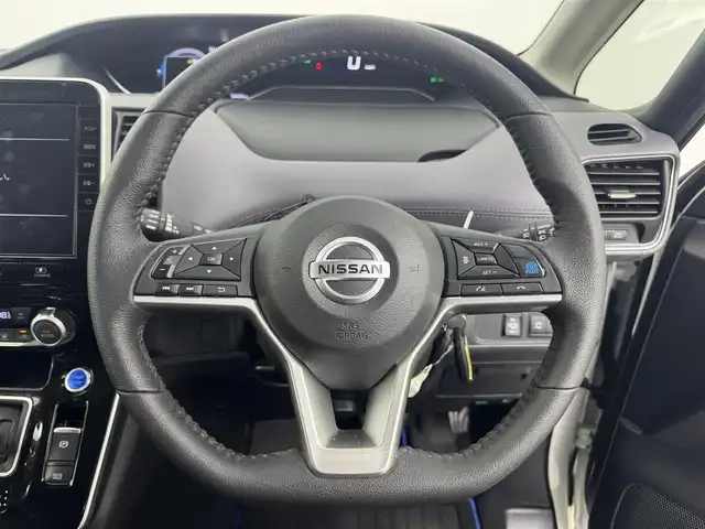 日産 セレナ e－パワー ハイウェイスター V 愛知県 2021(令3)年 5.5万km ブリリアントホワイトパール ・純正10型ナビ/・プロパイロット/・両側パワースライドドア/・セーフティパックB/・インテリジェントアラウンドビューモニター/・インテリジェントルームミラー/・ふらつき警報/・SRSエアバッグ（サイド/カーテン）/・全方位運転支援システム/・インテリジェントエマージェンシーブレーキ/・踏み間違い衝突防止アシスト/・車線逸脱防止支援システム/・後側方衝突防止支援システム/・標識検知機能/・前方衝突予測警報/・車線逸脱警報/・後側方車両検知機能/・後退時車両検知警報/・ドライブレコーダー/・ETC/・LEDヘッドランプ/・LEDフロントフォグランプ/・革巻きステアリングホイール/・ステアリングスイッチ/・電動パーキングブレーキ/・オートブレーキホールド/・１６インチアルミホイール(195/60/R16)