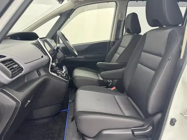 日産 セレナ e－パワー ハイウェイスター V 愛知県 2021(令3)年 5.5万km ブリリアントホワイトパール ・純正10型ナビ/・プロパイロット/・両側パワースライドドア/・セーフティパックB/・インテリジェントアラウンドビューモニター/・インテリジェントルームミラー/・ふらつき警報/・SRSエアバッグ（サイド/カーテン）/・全方位運転支援システム/・インテリジェントエマージェンシーブレーキ/・踏み間違い衝突防止アシスト/・車線逸脱防止支援システム/・後側方衝突防止支援システム/・標識検知機能/・前方衝突予測警報/・車線逸脱警報/・後側方車両検知機能/・後退時車両検知警報/・ドライブレコーダー/・ETC/・LEDヘッドランプ/・LEDフロントフォグランプ/・革巻きステアリングホイール/・ステアリングスイッチ/・電動パーキングブレーキ/・オートブレーキホールド/・１６インチアルミホイール(195/60/R16)