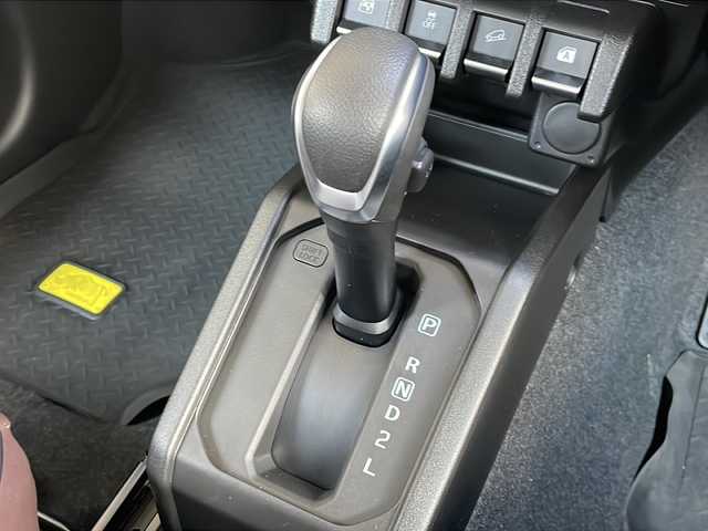 スズキ ジムニー XC 長野県 2024(令6)年 0.9万km ジャングルグリーン ４WD/スズキセーフティーサポート/リフトアップ/純正オプション１６インチアルミ/ディスプレイオーディオ/CD/DVD/bluetooth/（FH-8500DVS）/バックカメラ/ドライブレコーダー/純正ゴムマット/革調シートカバー/マットガード/保証書