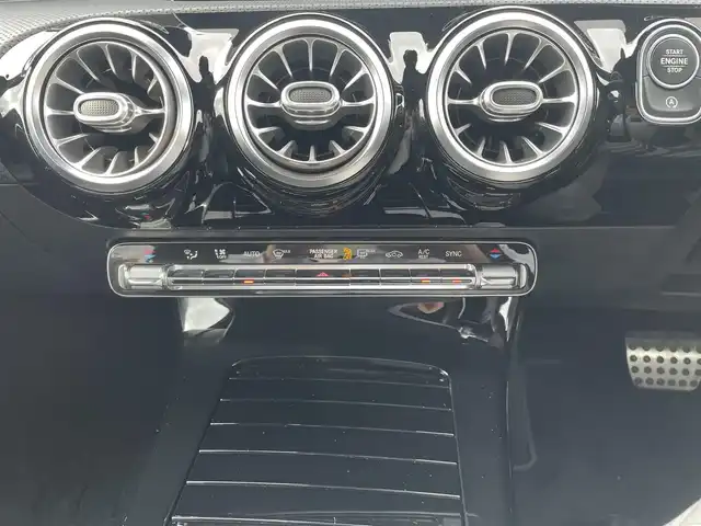 メルセデス・ベンツ Ｍ・ベンツ Ａ２５０ 4MATIC AMGライン 福島県 2021(令3)年 3.7万km デジタルホワイト 純正メモリーナビ/BT/USB/フルセグTV/サンルーフ/黒レザーシート/パワーシート/シートヒーター/レーダーセーフティパッケージ/レーダークルーズコントロール/クリアランスソナー/360°カメラシステム/アイドリングストップ/パドルシフト/ドライブレコーダー/ETC 2.0/ワイヤレス充電/オートライト/LEDヘッドライト/フロアマット