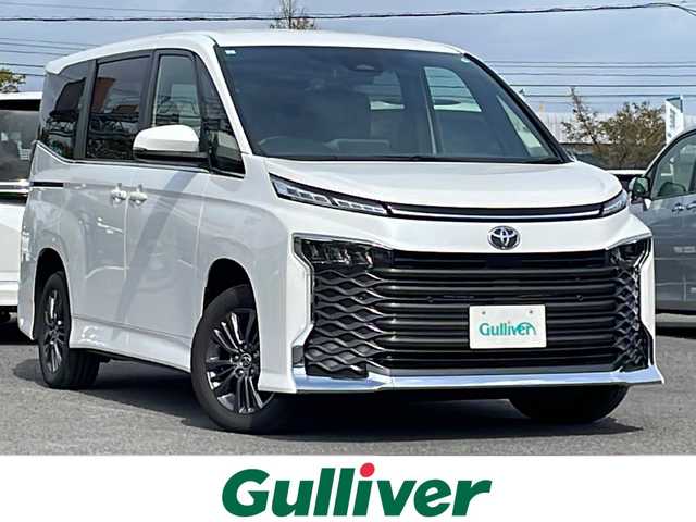 トヨタ ヴォクシー S－Z 道央・札幌 2024(令6)年 2.8万km ホワイトパールクリスタルシャイン ４WD/寒冷地仕様/純正8インチディスプレイオーディオ/AM/FM/BT/フルセグ/トヨタセーフティセンス/衝突被害軽減ブレーキ/横滑り防止装置/レーダークルーズコントロール/レーンキープアシスト/クリアランスソナー/バックカメラ/ETC/ワイパーデアイサー/ECOMODE/両側パワースライドドア/前席シートヒーター/ハーフレザーシート/革巻きステアリング/ステアリングリモコン/電動パーキング/ブレーキホールド/MTモード付AT/プッシュスタート/スマートキー/LEDヘッドライト/ワイパーデアイサー/オートライト/オートマチックハイビーム/デイライト/フォグランプ/ヘッドライトレベライザー/電動格納ミラー/ウィンカーミラー/社外フロアマット/ドアバイザー