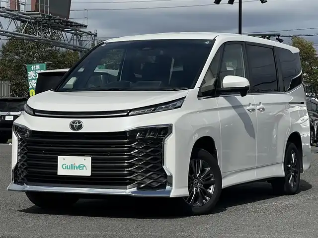 トヨタ ヴォクシー S－Z 道央・札幌 2024(令6)年 2.8万km ホワイトパールクリスタルシャイン ４WD/寒冷地仕様/純正8インチディスプレイオーディオ/AM/FM/BT/フルセグ/トヨタセーフティセンス/衝突被害軽減ブレーキ/横滑り防止装置/レーダークルーズコントロール/レーンキープアシスト/クリアランスソナー/バックカメラ/ETC/ワイパーデアイサー/ECOMODE/両側パワースライドドア/前席シートヒーター/ハーフレザーシート/革巻きステアリング/ステアリングリモコン/電動パーキング/ブレーキホールド/MTモード付AT/プッシュスタート/スマートキー/LEDヘッドライト/ワイパーデアイサー/オートライト/オートマチックハイビーム/デイライト/フォグランプ/ヘッドライトレベライザー/電動格納ミラー/ウィンカーミラー/社外フロアマット/ドアバイザー