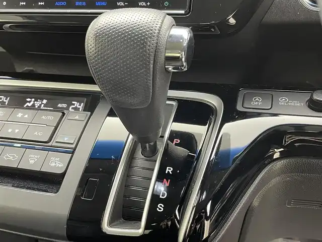 ホンダ ステップワゴン モデューロX 茨城県 2017(平29)年 7.7万km パール 純正ナビ/・メモリナビ/・バックカメラ/・CDチェンジャー/・Bluetooth接続/フルエアロ/両側パワースライドドア/ドライブレコーダー/レーンアシストキープ/LEDヘッドライト/ウインカーミラー/パドルシフト/ハーフレザーシート/カーテンエアバッグ/USB入力/アイドリングストップ/エンジンスタート/オートライト/盗難防止装置/横滑り防止装置/衝突被害防止装置/ABS