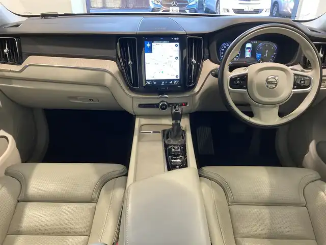 ボルボ ＸＣ６０ D4 AWD インスクリプション 熊本県 2020(令2)年 6.3万km クリスタルホワイトP ・スマートキー/・プッシュスタート/・City Safety/・レーンキープエイド/・ロードサインインフォメーション/・ドライバーアラート/・ハイビームアシスト/・パークアシスト/・アクティブ・ベンディング・ライト/・ブラインドスポットモニター/・クロストラフィックアラート/・衝突回避/・クルーズコントロール(追従式)/・グレー革シート/・前席パワーシート/・全席シートヒーター/・ハンドルヒーター/・純正メモリナビ/　【CD・BT・USB・AppleCarPlay・AndroidAuto】/・harman/kardonサウンドシステム/・フルセグTV/・全方位カメラ/・ETC/・ドライブレコーダー(前後録画)/・パワーバックドア/・LEDヘッドランプ/・LEDフォグランプ/・純正マット