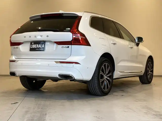 ボルボ ＸＣ６０ D4 AWD インスクリプション 熊本県 2020(令2)年 6.3万km クリスタルホワイトP ・スマートキー/・プッシュスタート/・City Safety/・レーンキープエイド/・ロードサインインフォメーション/・ドライバーアラート/・ハイビームアシスト/・パークアシスト/・アクティブ・ベンディング・ライト/・ブラインドスポットモニター/・クロストラフィックアラート/・衝突回避/・クルーズコントロール(追従式)/・グレー革シート/・前席パワーシート/・全席シートヒーター/・ハンドルヒーター/・純正メモリナビ/　【CD・BT・USB・AppleCarPlay・AndroidAuto】/・harman/kardonサウンドシステム/・フルセグTV/・全方位カメラ/・ETC/・ドライブレコーダー(前後録画)/・パワーバックドア/・LEDヘッドランプ/・LEDフォグランプ/・純正マット