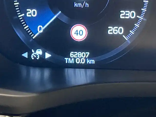 ボルボ ＸＣ６０ D4 AWD インスクリプション 熊本県 2020(令2)年 6.3万km クリスタルホワイトP ・スマートキー/・プッシュスタート/・City Safety/・レーンキープエイド/・ロードサインインフォメーション/・ドライバーアラート/・ハイビームアシスト/・パークアシスト/・アクティブ・ベンディング・ライト/・ブラインドスポットモニター/・クロストラフィックアラート/・衝突回避/・クルーズコントロール(追従式)/・グレー革シート/・前席パワーシート/・全席シートヒーター/・ハンドルヒーター/・純正メモリナビ/　【CD・BT・USB・AppleCarPlay・AndroidAuto】/・harman/kardonサウンドシステム/・フルセグTV/・全方位カメラ/・ETC/・ドライブレコーダー(前後録画)/・パワーバックドア/・LEDヘッドランプ/・LEDフォグランプ/・純正マット