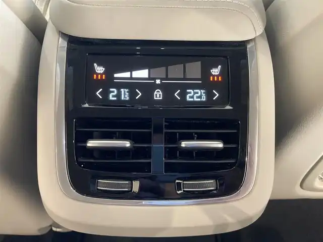 ボルボ ＸＣ６０ D4 AWD インスクリプション 熊本県 2020(令2)年 6.3万km クリスタルホワイトP ・スマートキー/・プッシュスタート/・City Safety/・レーンキープエイド/・ロードサインインフォメーション/・ドライバーアラート/・ハイビームアシスト/・パークアシスト/・アクティブ・ベンディング・ライト/・ブラインドスポットモニター/・クロストラフィックアラート/・衝突回避/・クルーズコントロール(追従式)/・グレー革シート/・前席パワーシート/・全席シートヒーター/・ハンドルヒーター/・純正メモリナビ/　【CD・BT・USB・AppleCarPlay・AndroidAuto】/・harman/kardonサウンドシステム/・フルセグTV/・全方位カメラ/・ETC/・ドライブレコーダー(前後録画)/・パワーバックドア/・LEDヘッドランプ/・LEDフォグランプ/・純正マット