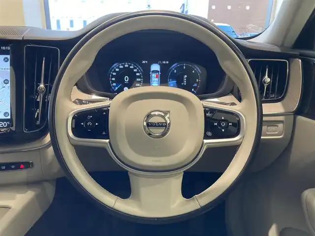 ボルボ ＸＣ６０ D4 AWD インスクリプション 熊本県 2020(令2)年 6.3万km クリスタルホワイトP ・スマートキー/・プッシュスタート/・City Safety/・レーンキープエイド/・ロードサインインフォメーション/・ドライバーアラート/・ハイビームアシスト/・パークアシスト/・アクティブ・ベンディング・ライト/・ブラインドスポットモニター/・クロストラフィックアラート/・衝突回避/・クルーズコントロール(追従式)/・グレー革シート/・前席パワーシート/・全席シートヒーター/・ハンドルヒーター/・純正メモリナビ/　【CD・BT・USB・AppleCarPlay・AndroidAuto】/・harman/kardonサウンドシステム/・フルセグTV/・全方位カメラ/・ETC/・ドライブレコーダー(前後録画)/・パワーバックドア/・LEDヘッドランプ/・LEDフォグランプ/・純正マット