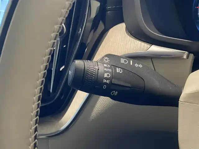 ボルボ ＸＣ６０ D4 AWD インスクリプション 熊本県 2020(令2)年 6.3万km クリスタルホワイトP ・スマートキー/・プッシュスタート/・City Safety/・レーンキープエイド/・ロードサインインフォメーション/・ドライバーアラート/・ハイビームアシスト/・パークアシスト/・アクティブ・ベンディング・ライト/・ブラインドスポットモニター/・クロストラフィックアラート/・衝突回避/・クルーズコントロール(追従式)/・グレー革シート/・前席パワーシート/・全席シートヒーター/・ハンドルヒーター/・純正メモリナビ/　【CD・BT・USB・AppleCarPlay・AndroidAuto】/・harman/kardonサウンドシステム/・フルセグTV/・全方位カメラ/・ETC/・ドライブレコーダー(前後録画)/・パワーバックドア/・LEDヘッドランプ/・LEDフォグランプ/・純正マット