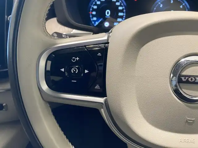ボルボ ＸＣ６０ D4 AWD インスクリプション 熊本県 2020(令2)年 6.3万km クリスタルホワイトP ・スマートキー/・プッシュスタート/・City Safety/・レーンキープエイド/・ロードサインインフォメーション/・ドライバーアラート/・ハイビームアシスト/・パークアシスト/・アクティブ・ベンディング・ライト/・ブラインドスポットモニター/・クロストラフィックアラート/・衝突回避/・クルーズコントロール(追従式)/・グレー革シート/・前席パワーシート/・全席シートヒーター/・ハンドルヒーター/・純正メモリナビ/　【CD・BT・USB・AppleCarPlay・AndroidAuto】/・harman/kardonサウンドシステム/・フルセグTV/・全方位カメラ/・ETC/・ドライブレコーダー(前後録画)/・パワーバックドア/・LEDヘッドランプ/・LEDフォグランプ/・純正マット