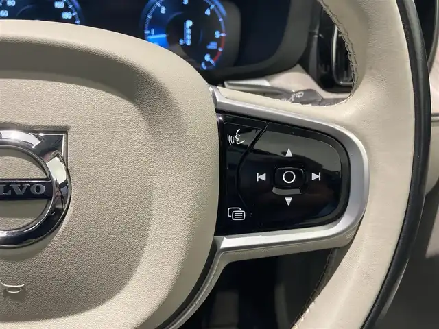 ボルボ ＸＣ６０ D4 AWD インスクリプション 熊本県 2020(令2)年 6.3万km クリスタルホワイトP ・スマートキー/・プッシュスタート/・City Safety/・レーンキープエイド/・ロードサインインフォメーション/・ドライバーアラート/・ハイビームアシスト/・パークアシスト/・アクティブ・ベンディング・ライト/・ブラインドスポットモニター/・クロストラフィックアラート/・衝突回避/・クルーズコントロール(追従式)/・グレー革シート/・前席パワーシート/・全席シートヒーター/・ハンドルヒーター/・純正メモリナビ/　【CD・BT・USB・AppleCarPlay・AndroidAuto】/・harman/kardonサウンドシステム/・フルセグTV/・全方位カメラ/・ETC/・ドライブレコーダー(前後録画)/・パワーバックドア/・LEDヘッドランプ/・LEDフォグランプ/・純正マット