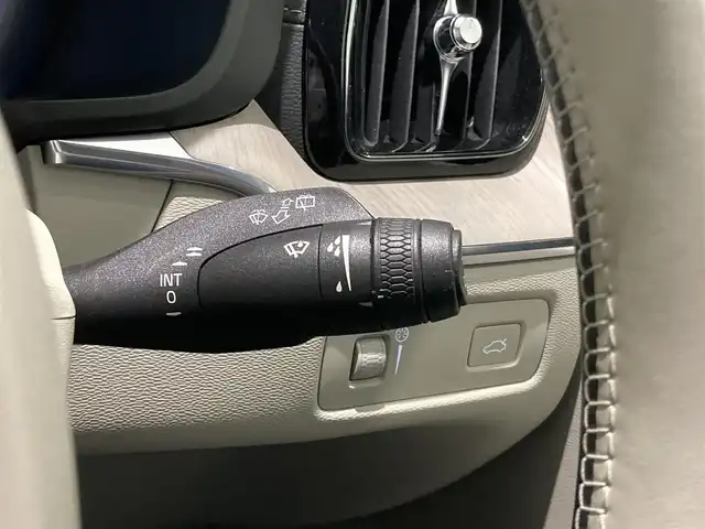 ボルボ ＸＣ６０ D4 AWD インスクリプション 熊本県 2020(令2)年 6.3万km クリスタルホワイトP ・スマートキー/・プッシュスタート/・City Safety/・レーンキープエイド/・ロードサインインフォメーション/・ドライバーアラート/・ハイビームアシスト/・パークアシスト/・アクティブ・ベンディング・ライト/・ブラインドスポットモニター/・クロストラフィックアラート/・衝突回避/・クルーズコントロール(追従式)/・グレー革シート/・前席パワーシート/・全席シートヒーター/・ハンドルヒーター/・純正メモリナビ/　【CD・BT・USB・AppleCarPlay・AndroidAuto】/・harman/kardonサウンドシステム/・フルセグTV/・全方位カメラ/・ETC/・ドライブレコーダー(前後録画)/・パワーバックドア/・LEDヘッドランプ/・LEDフォグランプ/・純正マット