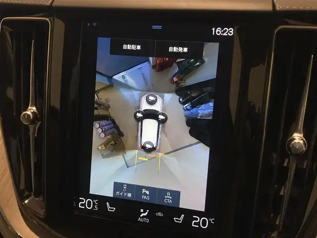 ボルボ ＸＣ６０ D4 AWD インスクリプション 熊本県 2020(令2)年 6.3万km クリスタルホワイトP ・スマートキー/・プッシュスタート/・City Safety/・レーンキープエイド/・ロードサインインフォメーション/・ドライバーアラート/・ハイビームアシスト/・パークアシスト/・アクティブ・ベンディング・ライト/・ブラインドスポットモニター/・クロストラフィックアラート/・衝突回避/・クルーズコントロール(追従式)/・グレー革シート/・前席パワーシート/・全席シートヒーター/・ハンドルヒーター/・純正メモリナビ/　【CD・BT・USB・AppleCarPlay・AndroidAuto】/・harman/kardonサウンドシステム/・フルセグTV/・全方位カメラ/・ETC/・ドライブレコーダー(前後録画)/・パワーバックドア/・LEDヘッドランプ/・LEDフォグランプ/・純正マット