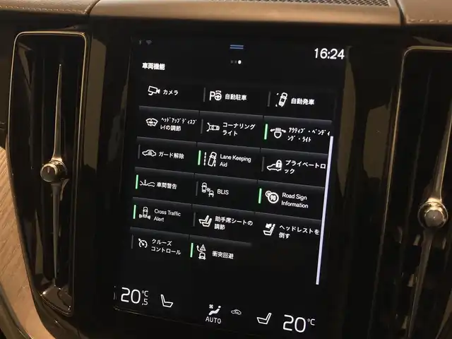 ボルボ ＸＣ６０ D4 AWD インスクリプション 熊本県 2020(令2)年 6.3万km クリスタルホワイトP ・スマートキー/・プッシュスタート/・City Safety/・レーンキープエイド/・ロードサインインフォメーション/・ドライバーアラート/・ハイビームアシスト/・パークアシスト/・アクティブ・ベンディング・ライト/・ブラインドスポットモニター/・クロストラフィックアラート/・衝突回避/・クルーズコントロール(追従式)/・グレー革シート/・前席パワーシート/・全席シートヒーター/・ハンドルヒーター/・純正メモリナビ/　【CD・BT・USB・AppleCarPlay・AndroidAuto】/・harman/kardonサウンドシステム/・フルセグTV/・全方位カメラ/・ETC/・ドライブレコーダー(前後録画)/・パワーバックドア/・LEDヘッドランプ/・LEDフォグランプ/・純正マット