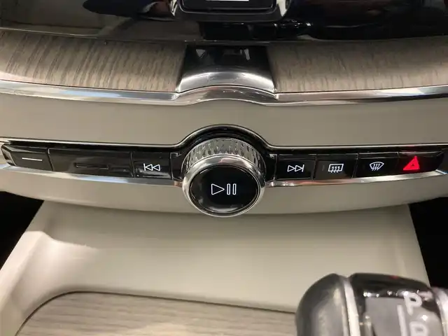ボルボ ＸＣ６０ D4 AWD インスクリプション 熊本県 2020(令2)年 6.3万km クリスタルホワイトP ・スマートキー/・プッシュスタート/・City Safety/・レーンキープエイド/・ロードサインインフォメーション/・ドライバーアラート/・ハイビームアシスト/・パークアシスト/・アクティブ・ベンディング・ライト/・ブラインドスポットモニター/・クロストラフィックアラート/・衝突回避/・クルーズコントロール(追従式)/・グレー革シート/・前席パワーシート/・全席シートヒーター/・ハンドルヒーター/・純正メモリナビ/　【CD・BT・USB・AppleCarPlay・AndroidAuto】/・harman/kardonサウンドシステム/・フルセグTV/・全方位カメラ/・ETC/・ドライブレコーダー(前後録画)/・パワーバックドア/・LEDヘッドランプ/・LEDフォグランプ/・純正マット
