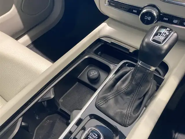 ボルボ ＸＣ６０ D4 AWD インスクリプション 熊本県 2020(令2)年 6.3万km クリスタルホワイトP ・スマートキー/・プッシュスタート/・City Safety/・レーンキープエイド/・ロードサインインフォメーション/・ドライバーアラート/・ハイビームアシスト/・パークアシスト/・アクティブ・ベンディング・ライト/・ブラインドスポットモニター/・クロストラフィックアラート/・衝突回避/・クルーズコントロール(追従式)/・グレー革シート/・前席パワーシート/・全席シートヒーター/・ハンドルヒーター/・純正メモリナビ/　【CD・BT・USB・AppleCarPlay・AndroidAuto】/・harman/kardonサウンドシステム/・フルセグTV/・全方位カメラ/・ETC/・ドライブレコーダー(前後録画)/・パワーバックドア/・LEDヘッドランプ/・LEDフォグランプ/・純正マット