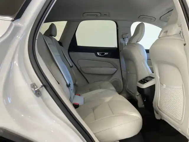 ボルボ ＸＣ６０ D4 AWD インスクリプション 熊本県 2020(令2)年 6.3万km クリスタルホワイトP ・スマートキー/・プッシュスタート/・City Safety/・レーンキープエイド/・ロードサインインフォメーション/・ドライバーアラート/・ハイビームアシスト/・パークアシスト/・アクティブ・ベンディング・ライト/・ブラインドスポットモニター/・クロストラフィックアラート/・衝突回避/・クルーズコントロール(追従式)/・グレー革シート/・前席パワーシート/・全席シートヒーター/・ハンドルヒーター/・純正メモリナビ/　【CD・BT・USB・AppleCarPlay・AndroidAuto】/・harman/kardonサウンドシステム/・フルセグTV/・全方位カメラ/・ETC/・ドライブレコーダー(前後録画)/・パワーバックドア/・LEDヘッドランプ/・LEDフォグランプ/・純正マット