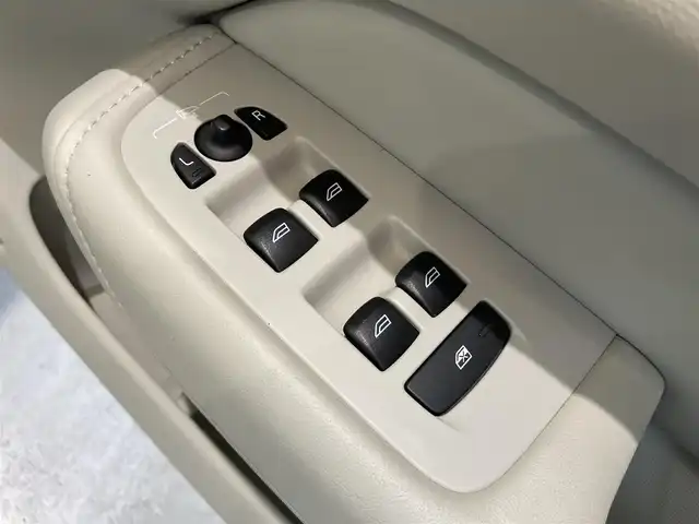 ボルボ ＸＣ６０ D4 AWD インスクリプション 熊本県 2020(令2)年 6.3万km クリスタルホワイトP ・スマートキー/・プッシュスタート/・City Safety/・レーンキープエイド/・ロードサインインフォメーション/・ドライバーアラート/・ハイビームアシスト/・パークアシスト/・アクティブ・ベンディング・ライト/・ブラインドスポットモニター/・クロストラフィックアラート/・衝突回避/・クルーズコントロール(追従式)/・グレー革シート/・前席パワーシート/・全席シートヒーター/・ハンドルヒーター/・純正メモリナビ/　【CD・BT・USB・AppleCarPlay・AndroidAuto】/・harman/kardonサウンドシステム/・フルセグTV/・全方位カメラ/・ETC/・ドライブレコーダー(前後録画)/・パワーバックドア/・LEDヘッドランプ/・LEDフォグランプ/・純正マット