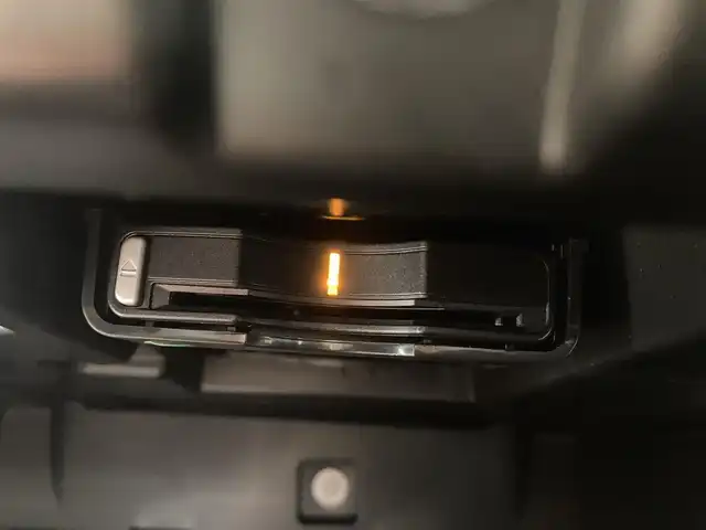 ボルボ ＸＣ６０ D4 AWD インスクリプション 熊本県 2020(令2)年 6.3万km クリスタルホワイトP ・スマートキー/・プッシュスタート/・City Safety/・レーンキープエイド/・ロードサインインフォメーション/・ドライバーアラート/・ハイビームアシスト/・パークアシスト/・アクティブ・ベンディング・ライト/・ブラインドスポットモニター/・クロストラフィックアラート/・衝突回避/・クルーズコントロール(追従式)/・グレー革シート/・前席パワーシート/・全席シートヒーター/・ハンドルヒーター/・純正メモリナビ/　【CD・BT・USB・AppleCarPlay・AndroidAuto】/・harman/kardonサウンドシステム/・フルセグTV/・全方位カメラ/・ETC/・ドライブレコーダー(前後録画)/・パワーバックドア/・LEDヘッドランプ/・LEDフォグランプ/・純正マット